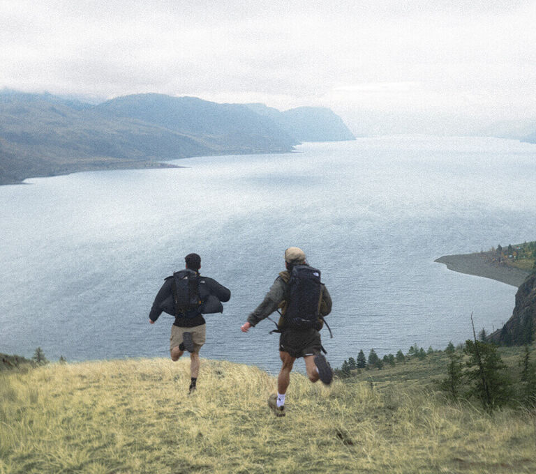 Ragazzi che fanno trekking in montagna