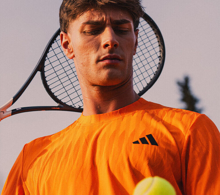 Ragazzo che gioca a tennis