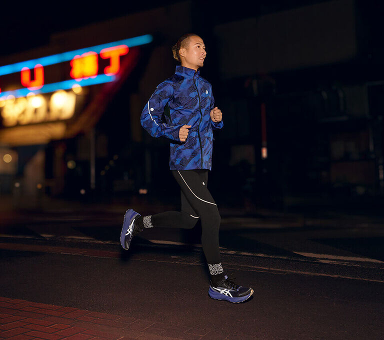 Ragazzo che corre da solo