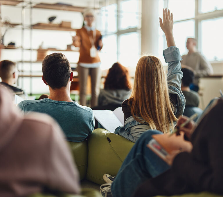 Gruppo di persone che assiste ad un talk