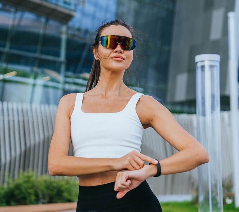Ragazza con smartwatch
