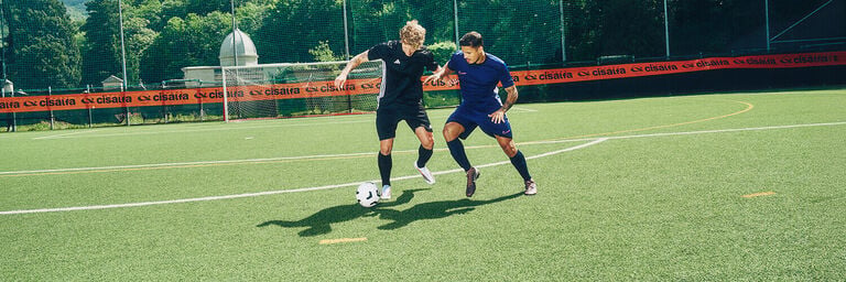 Ragazzi che giocano in campo da calcio