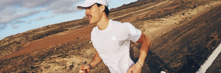 Ragazzo che indossa tshirt running tecnica di adidas
