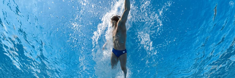 Ragazzo che nuota in piscina