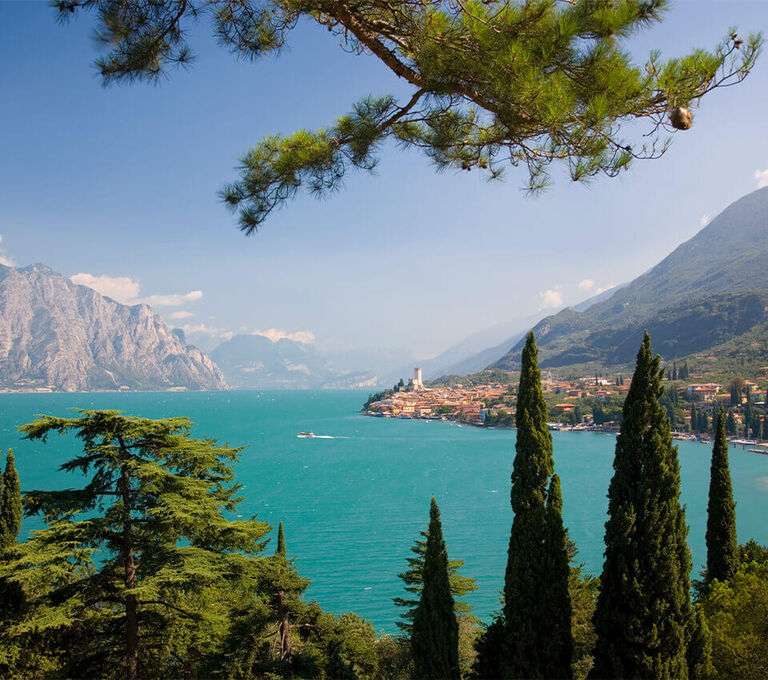 Vista sul Lago di Garda in giornata soleggiata