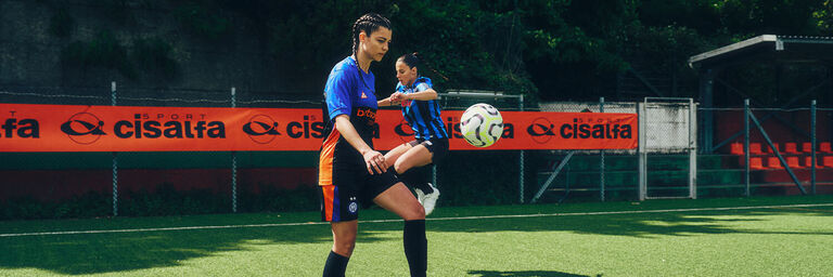 Ragazze che si allenano in campo da calcio