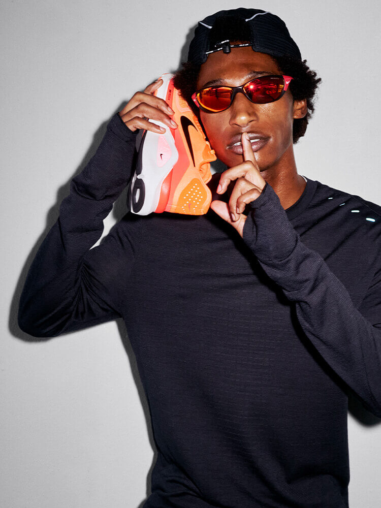 Ragazzo con in mano scarpa da running Nike