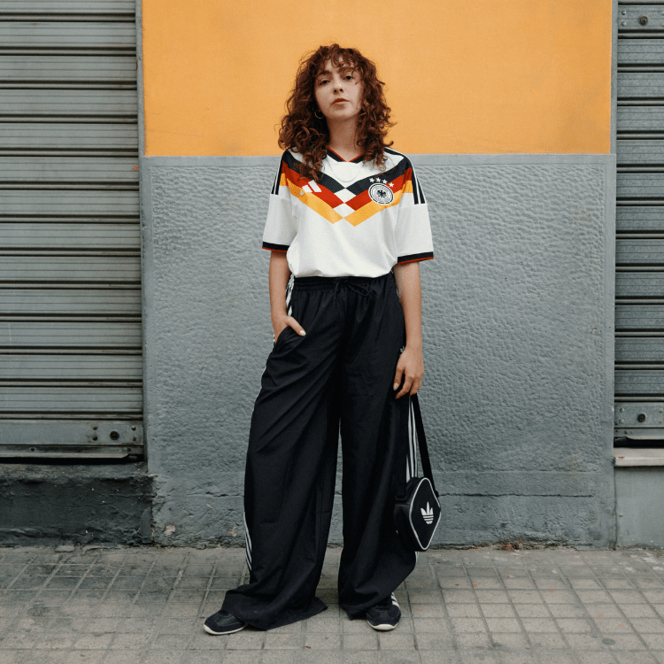 Ragazza che indossa la maglia della Germania
