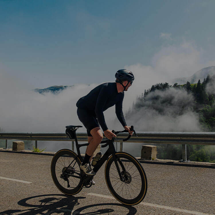 Ragazzo che va in bici su strada