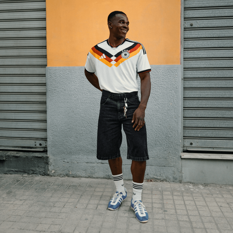 Ragazzo che indossa la maglia della Germania
