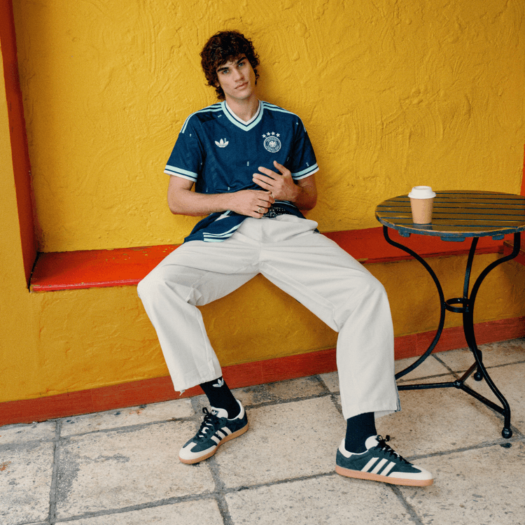 Ragazzo che indossa la maglia della Germania