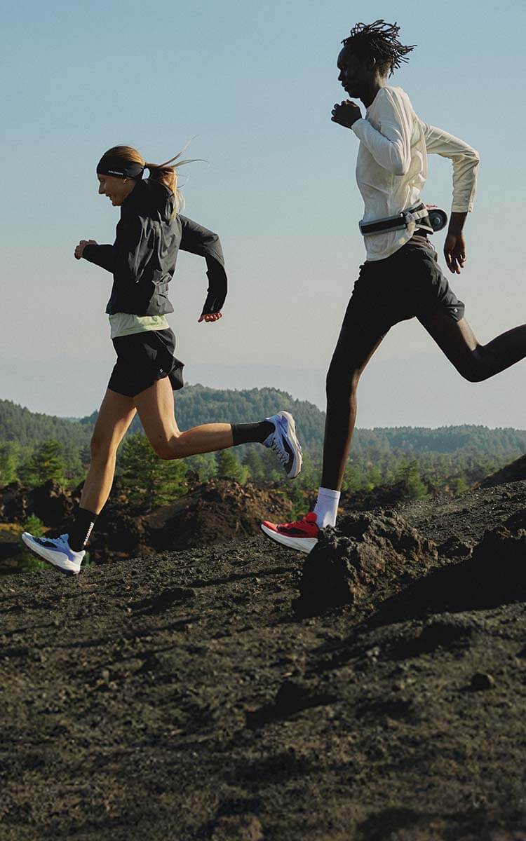 Ragazzi che fanno trail running con scarpe Salomon Genesis