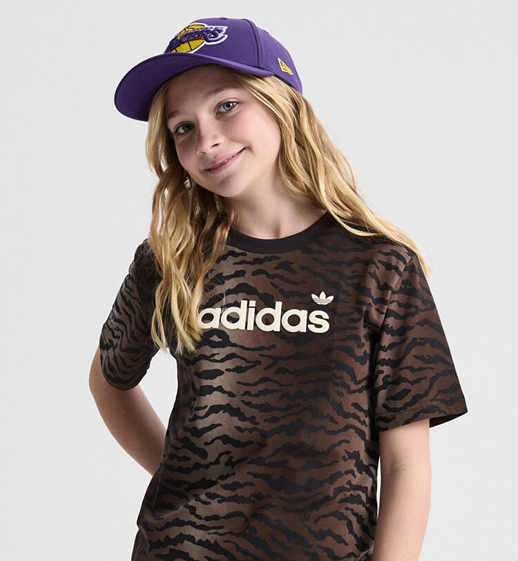 Bambina con tshirt adidas originals