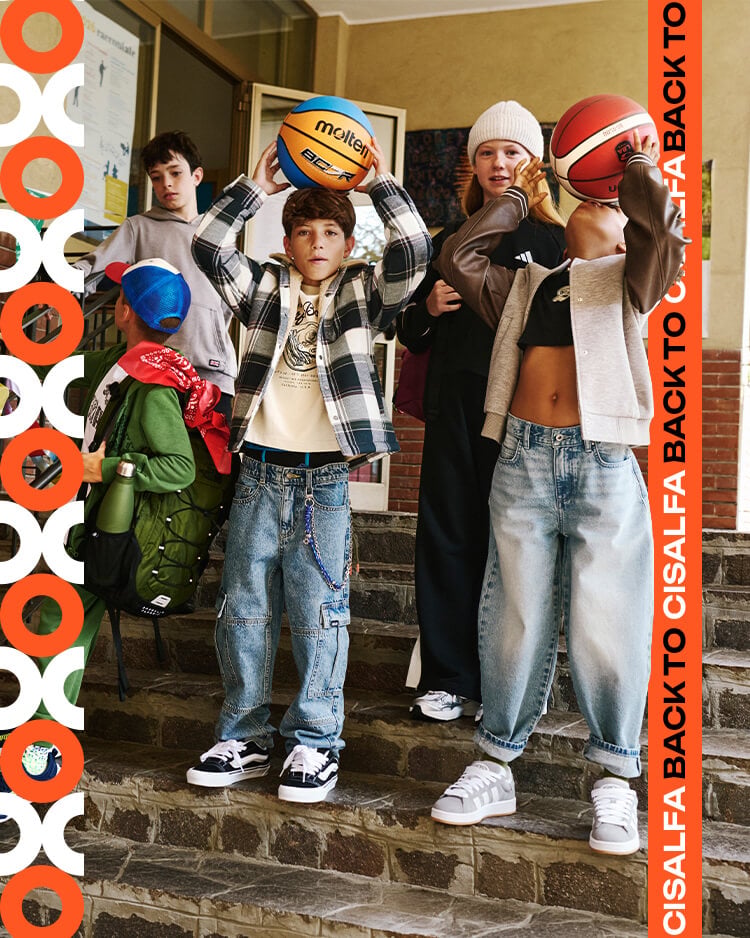 Gruppo di bambini a scuola vestiti lifestyle