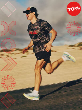 Ragazzo che corre su strada vestito con abbigliamento running Asics