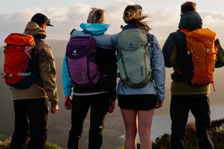 Gruppo di ragazzi che indossa zaini da trekking