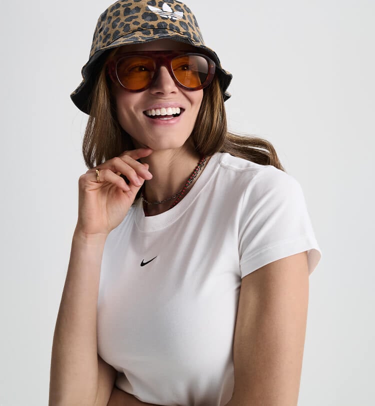 Ragazza che indossa tshirt Nike bianca
