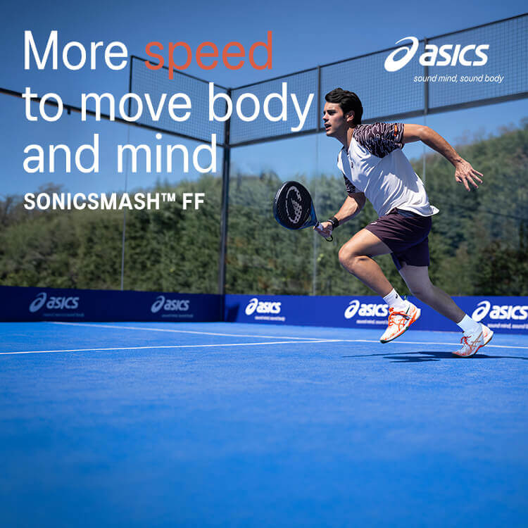 Ragazzo che gioca a padel con scarpe Asics Sonicmash FF