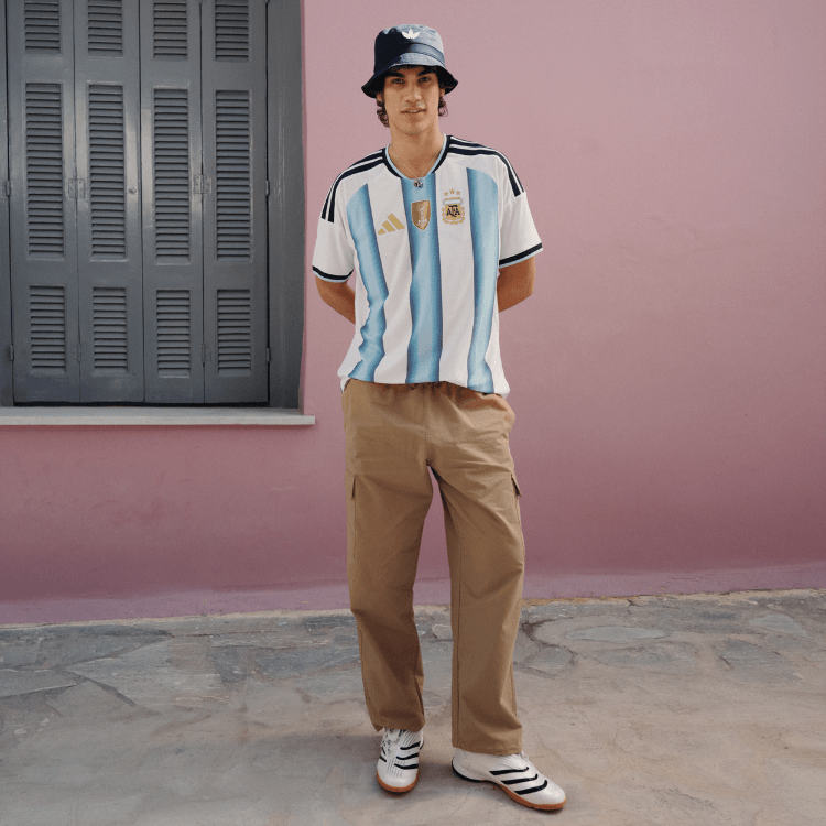 Ragazzo che indossa la maglia dell'Argentina
