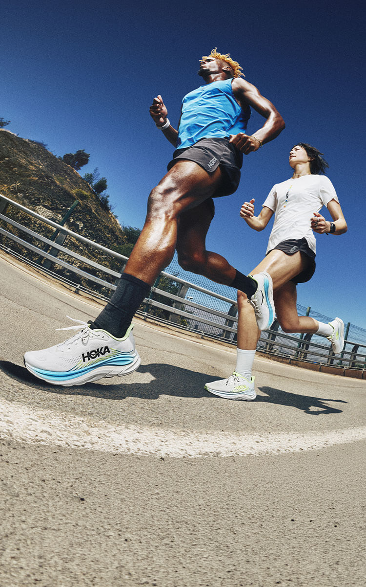Ragazzi che corrono con scarpe da running Hoka Clifton 11