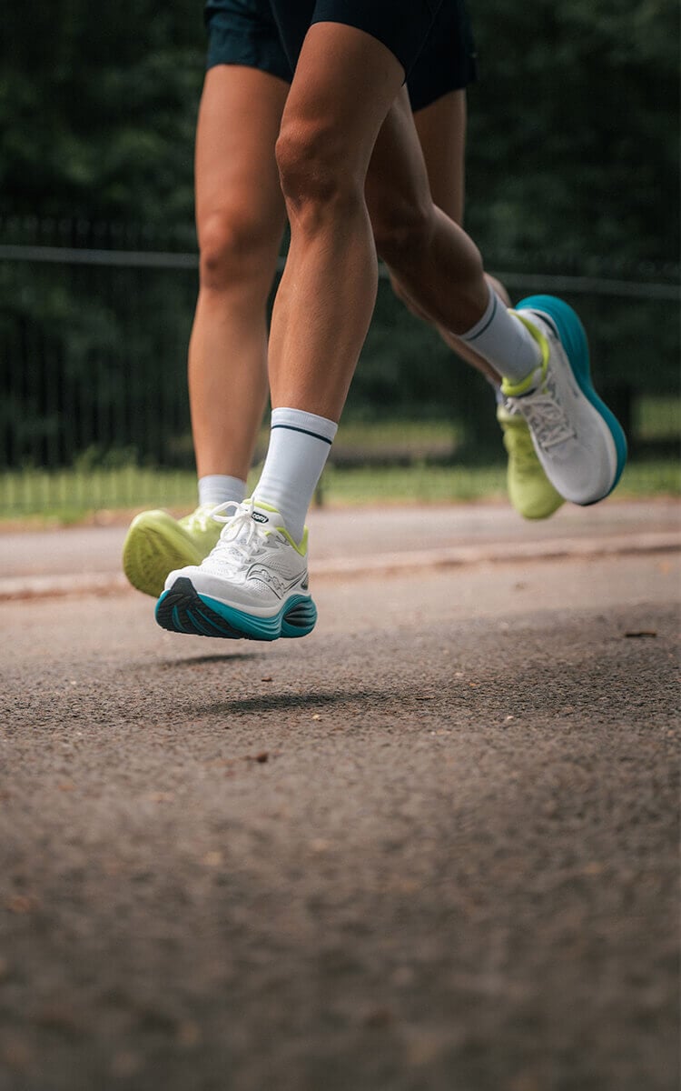 Ragazzi che corrono con scarpe da running Saucony Triumph 24
