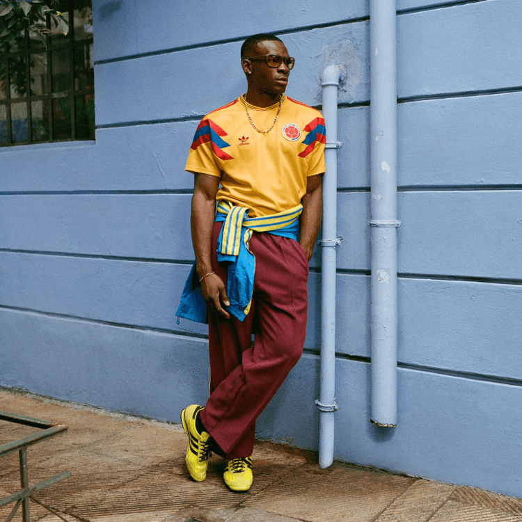 Ragazzo che indossa la maglia della Colombia
