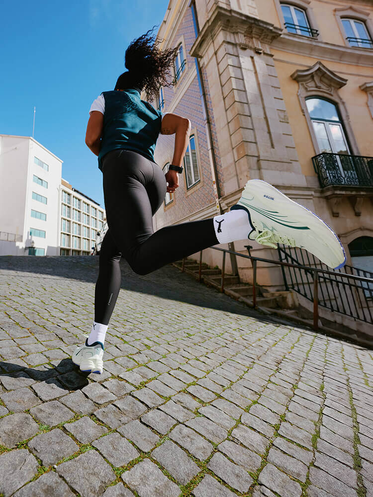 Ragazza che corre la mezza maratona