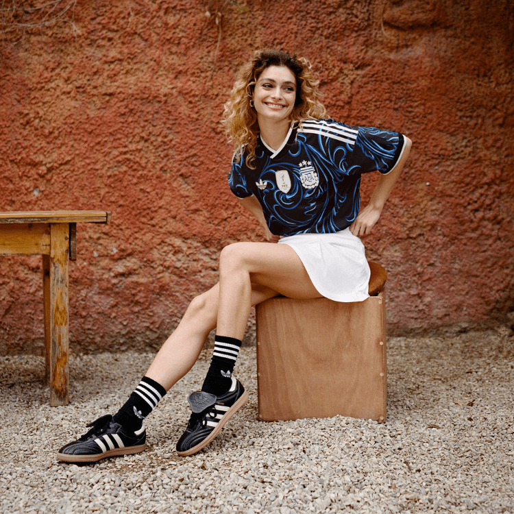 Ragazza che indossa la maglia dell'Argentina