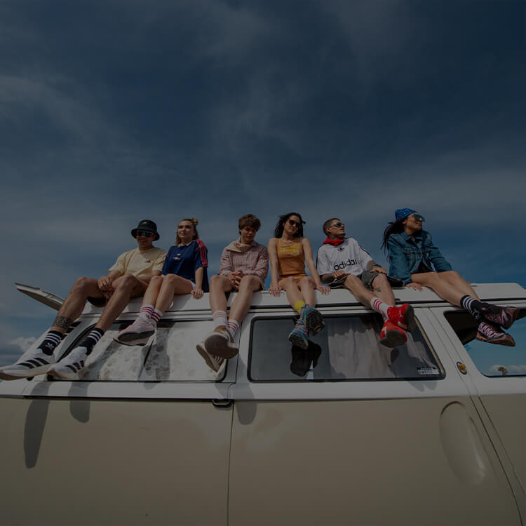 Gruppo di ragazzi seduti sul tetto di un van