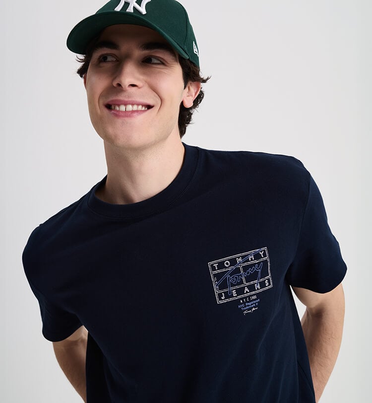 Ragazzo vestito con t-shirt Tommy Jeans nera