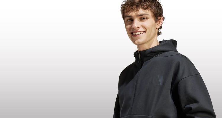 Ragazzo che indossa felpa adidas ZNE nera
