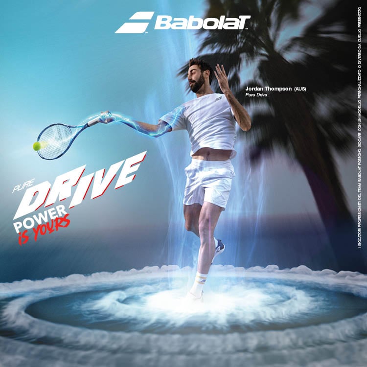 Ragazzo che colpisce una pallina da tennis