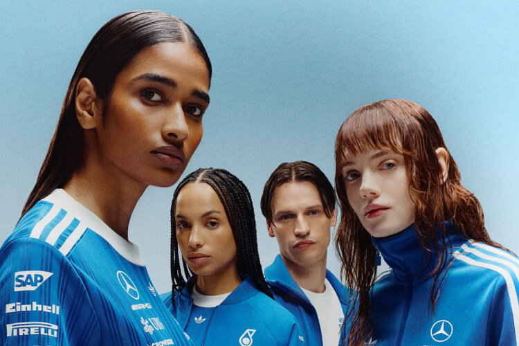 Ragazzi che indossano abbigliamento adidas x Mercedes F1 Blue Wonder