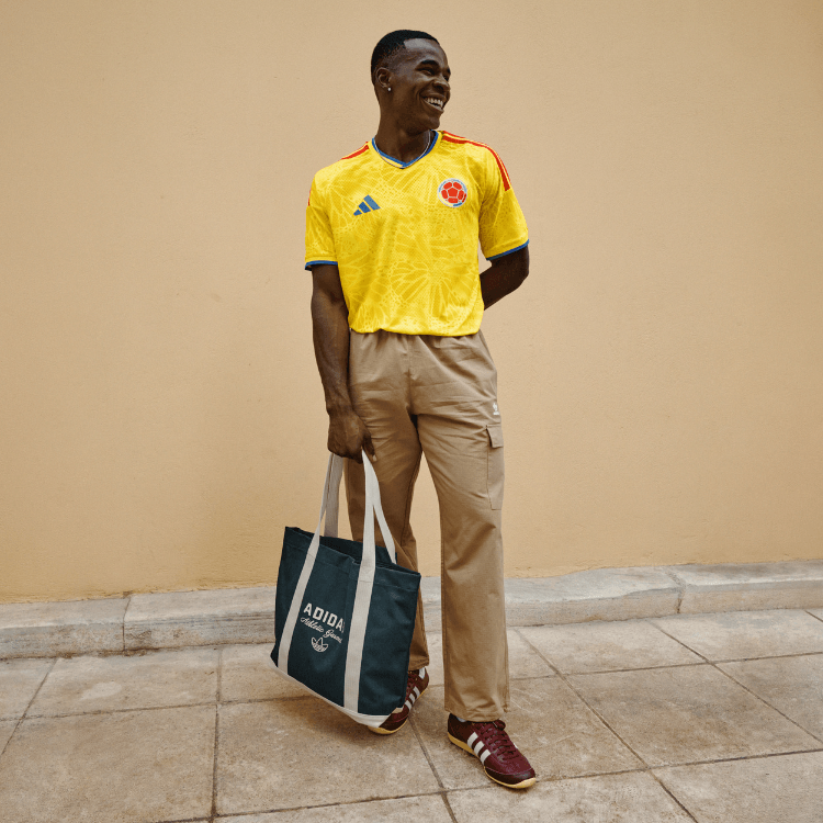 Ragazzo che indossa la maglia della Colombia