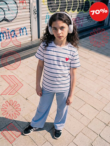 Bambina vestita con tshirt a righe e denim