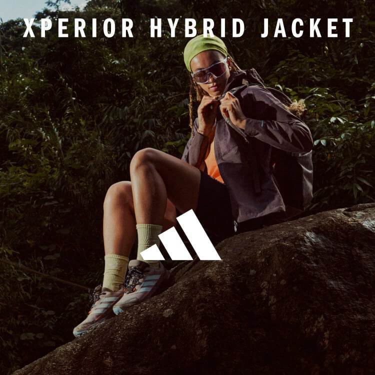 Ragazza in montagna con abbigliamento adidas Terrex
