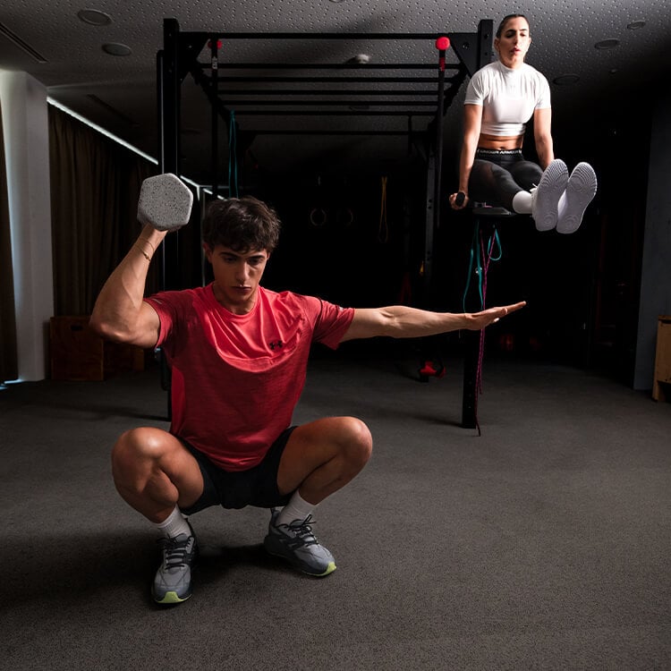 Ragazzo che si allena in palestra e indossa scarpe fitness stabili