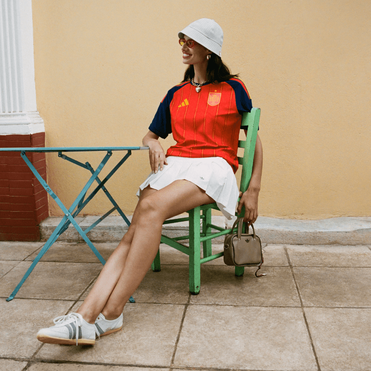 Ragazza che indossa maglia della Spagna