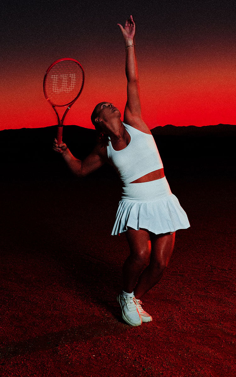 Ragazza che gioca a tennis con racchetta Wilson Defyer V1