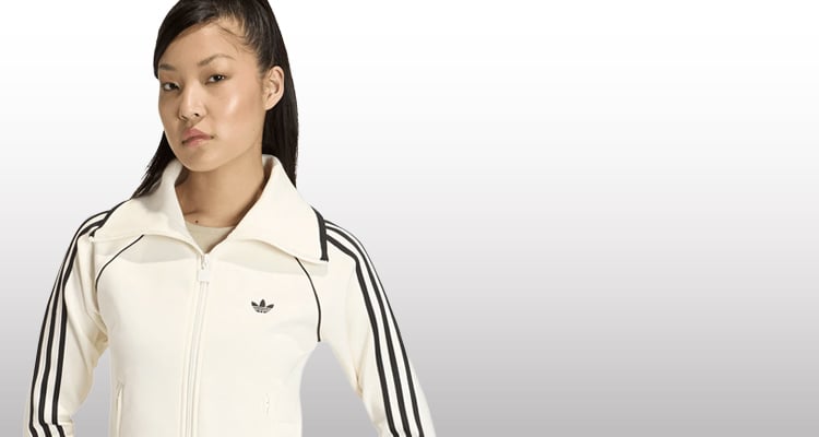 Ragazza che indossa felpa adidas originals beige e nera