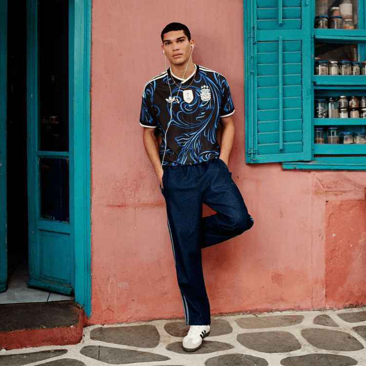 Ragazzo che indossa la maglia dell'Argentina