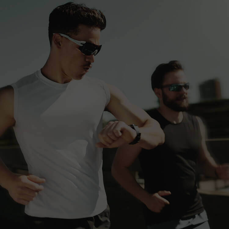 Ragazzi che corrono con smartwatch