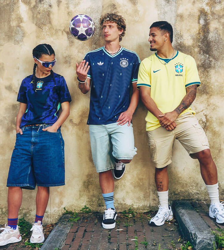 Ragazzi che indossano abbigliamento calcio
