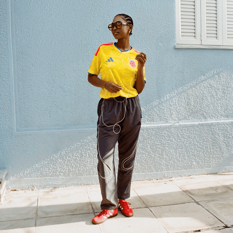 Ragazza che indossa la maglia della Colombia