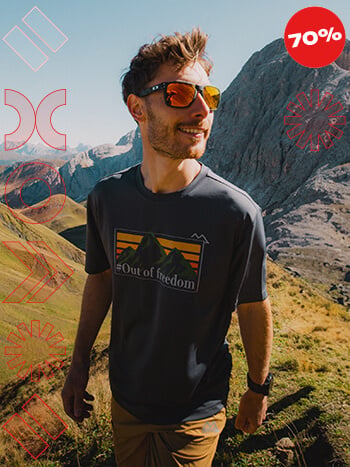 Ragazzo che camminano in alta montagna