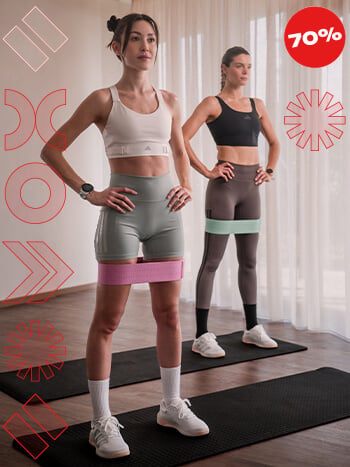 Ragazze che si allenano in palestra con le fasce