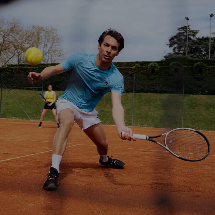 Ragazzo che gioca a tennis