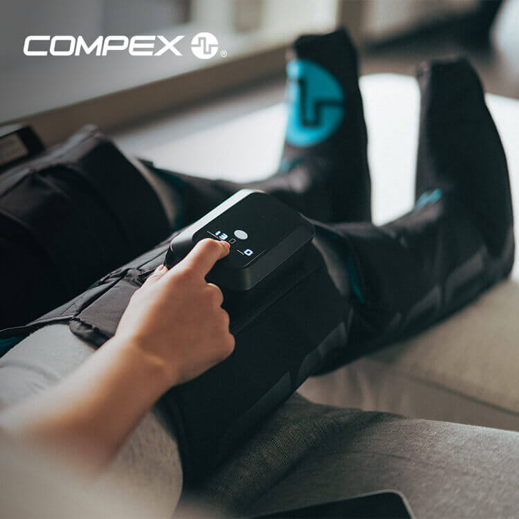 Persona che utilizza gambali a compressione Compex