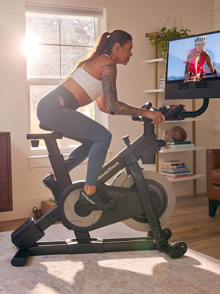 Ragazza che si allena su cyclette NordicTrack