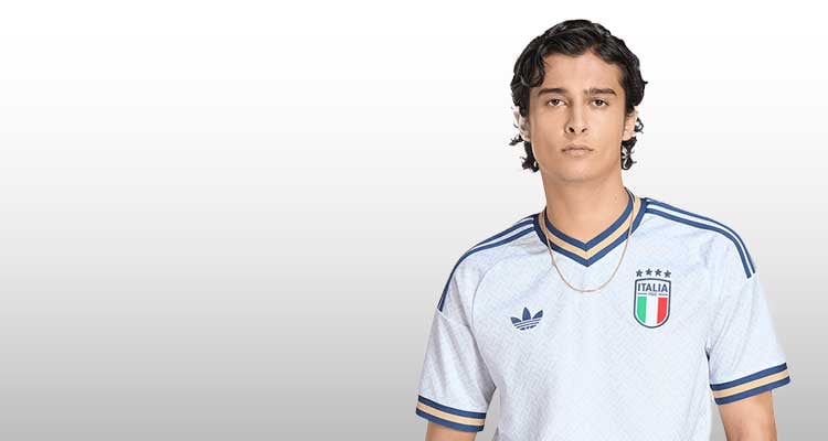 Ragazzo che indossa tshirt ufficiale Italia calcio